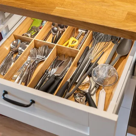 Memoir By Sofiaspot - Central, Metro To Airport *