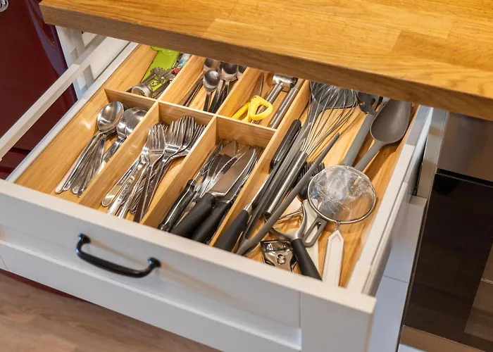 Memoir By Sofiaspot - Central, Metro To Airport *